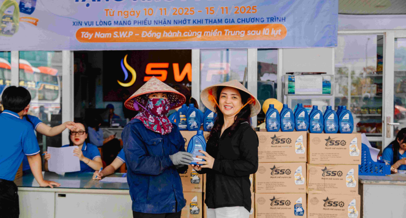 Tây Nam S.W.P trao tặng nhớt miễn phí - Chung tay cùng miền Trung sau lũ lụ