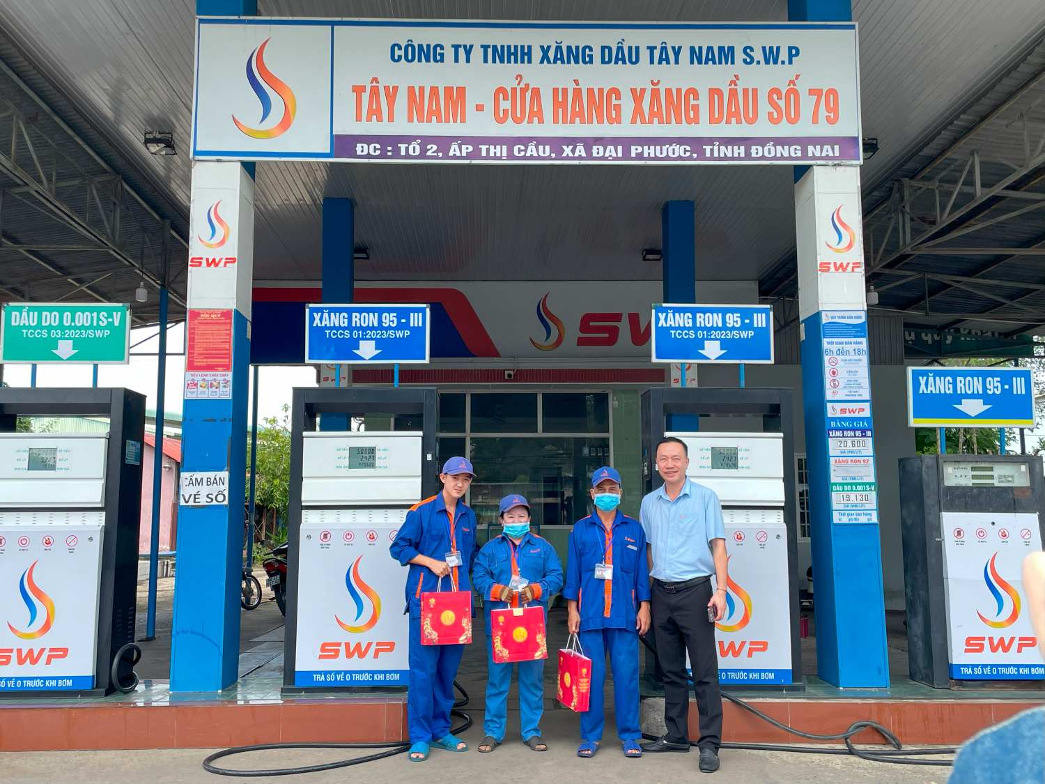 Đại diện Tây Nam S.W.P trao quà Trung Thu đến các đơn vị cửa hàng xăng dầu