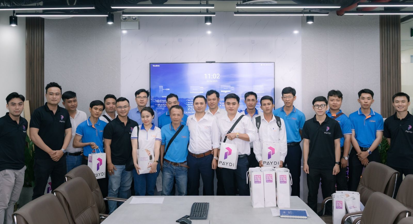 Cán bộ nhân viên và các cửa hàng trưởng của Tây Nam SWP nhận máy POS sau buổi đào tạo.
