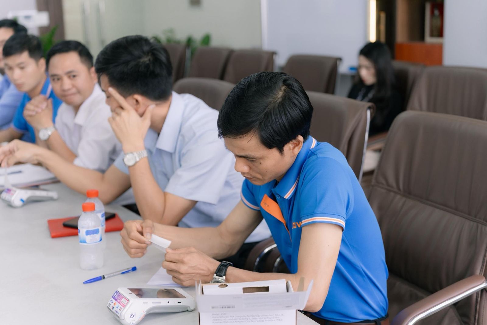 Cán bộ nhân viên Tây Nam SWP nhanh chóng tiến thu và thực hành trên máy POS.