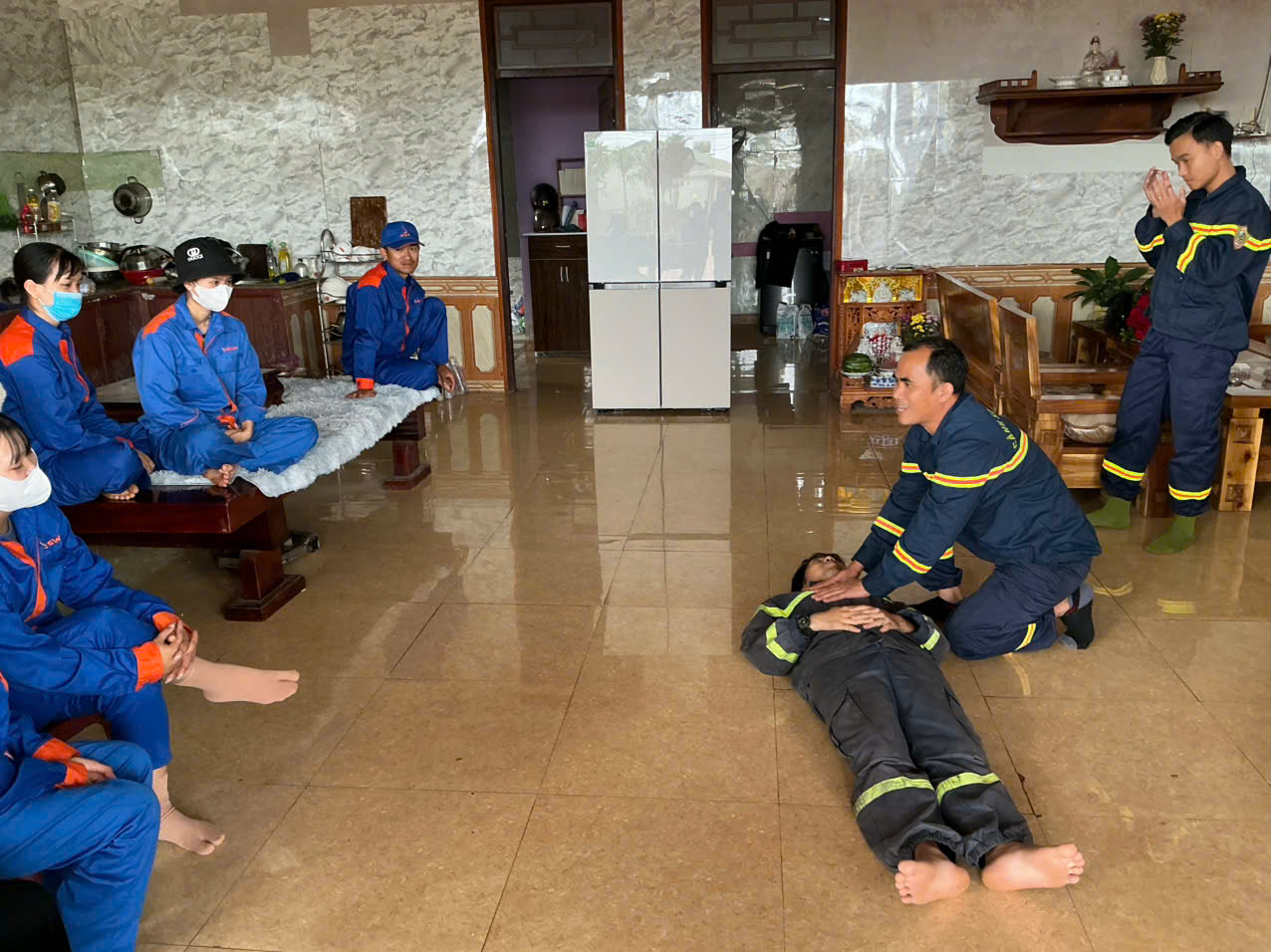Giảng viên hướng dẫn kỹ thuật ép tim (CPR) và kiểm tra lồng ngực cho nạn nhân giả định.