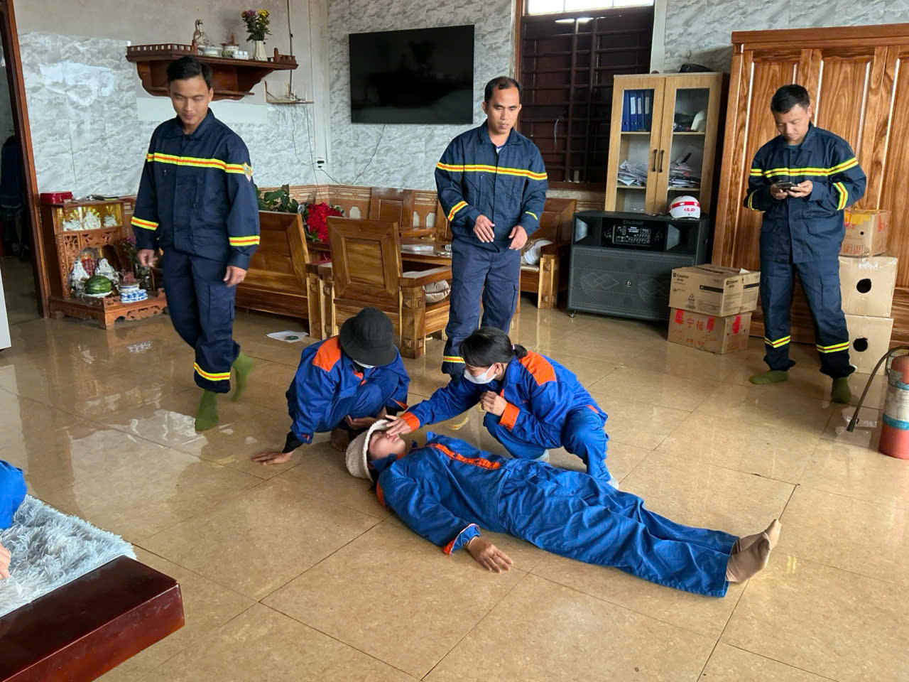 Các nhân viên nữ thực hành kiểm tra tình trạng và sơ cứu ban đầu cho nạn nhân bị bất tỉnh.