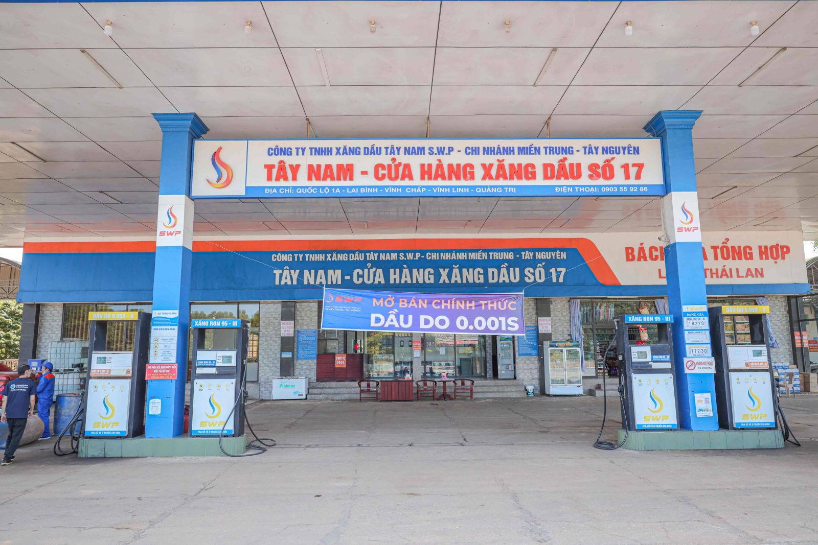 Cửa hàng xăng dầu số 17 của Tây Nam SWP tại Quảng Trị, có treo bandroll thông báo mở bán dầu DO 0.001S tại miền Trung.