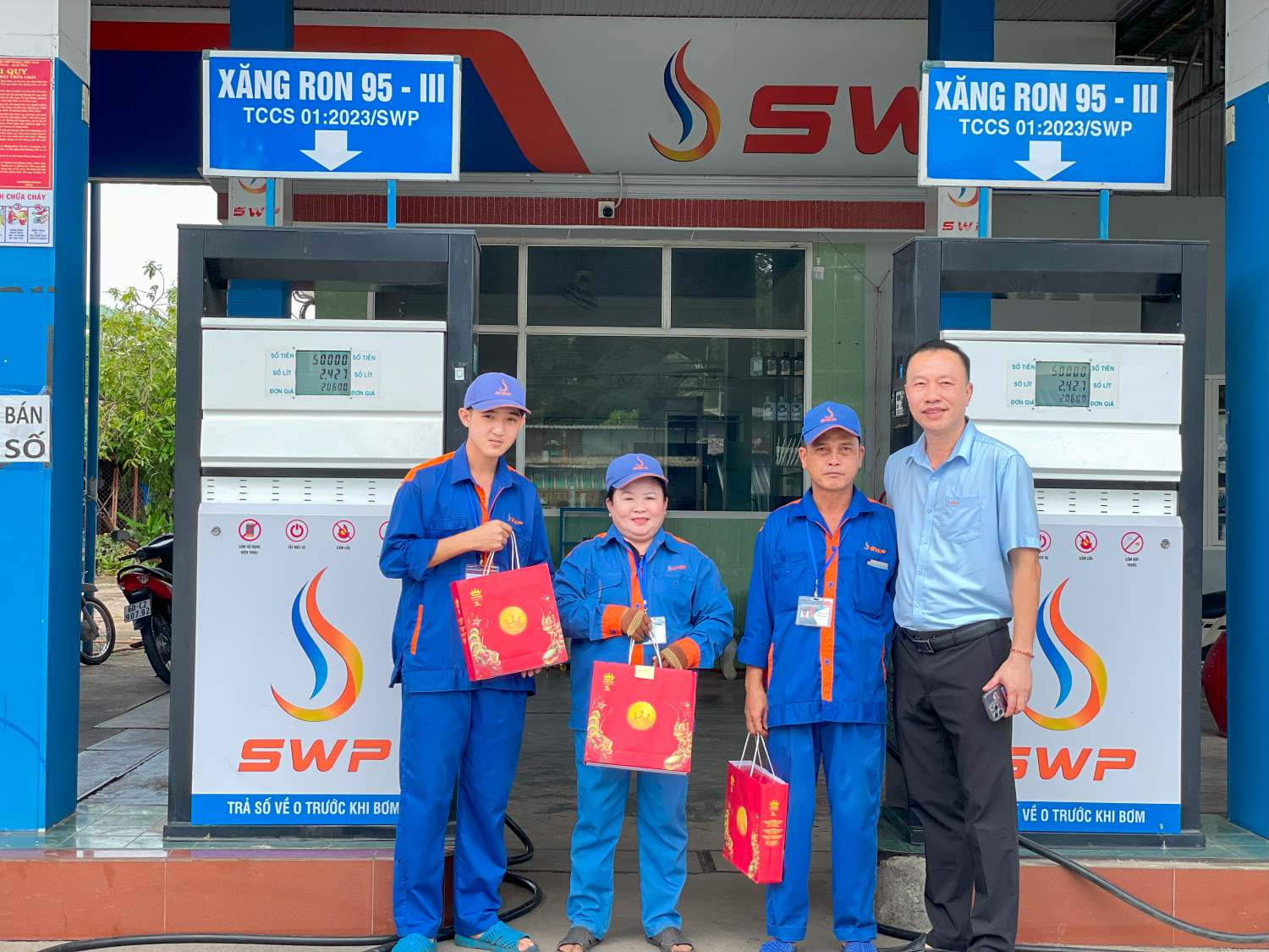 Đại diện Tây Nam S.W.P trao quà Trung Thu đến các đơn vị cửa hàng xăng dầu