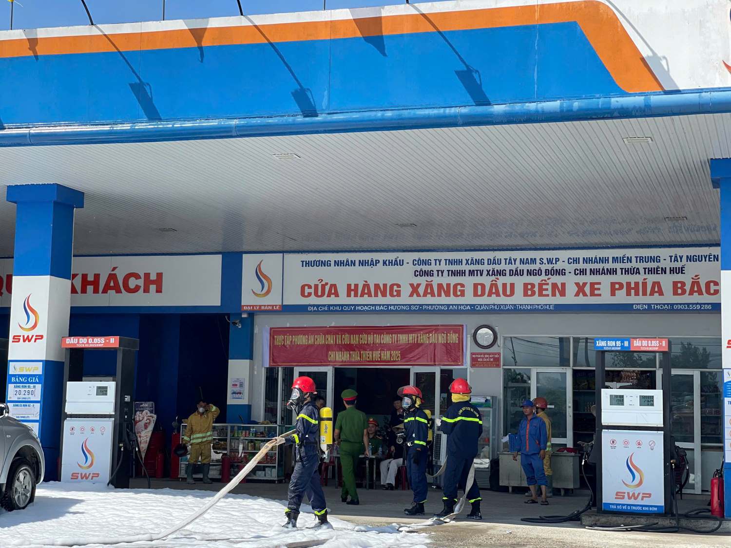 Lực lượng PCCC & CNCH cùng nhân viên cửa hàng triển khai phương án chữa cháy, đảm bảo an toàn cho toàn bộ khu vực.