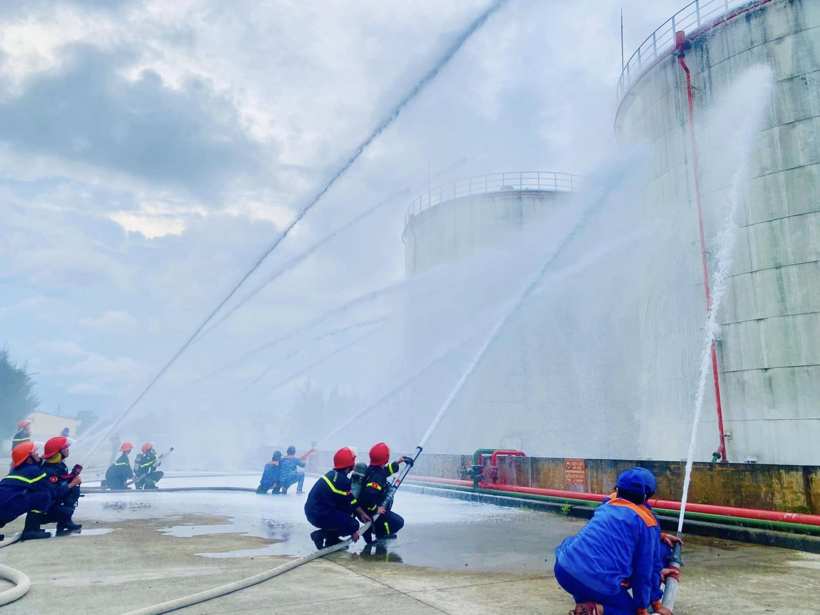 Cán bộ chiến sĩ và đội PCCC cơ sở phối hợp nhịp nhàng, kiểm soát tình huống giả định trong điều kiện khói và áp lực nước cao.