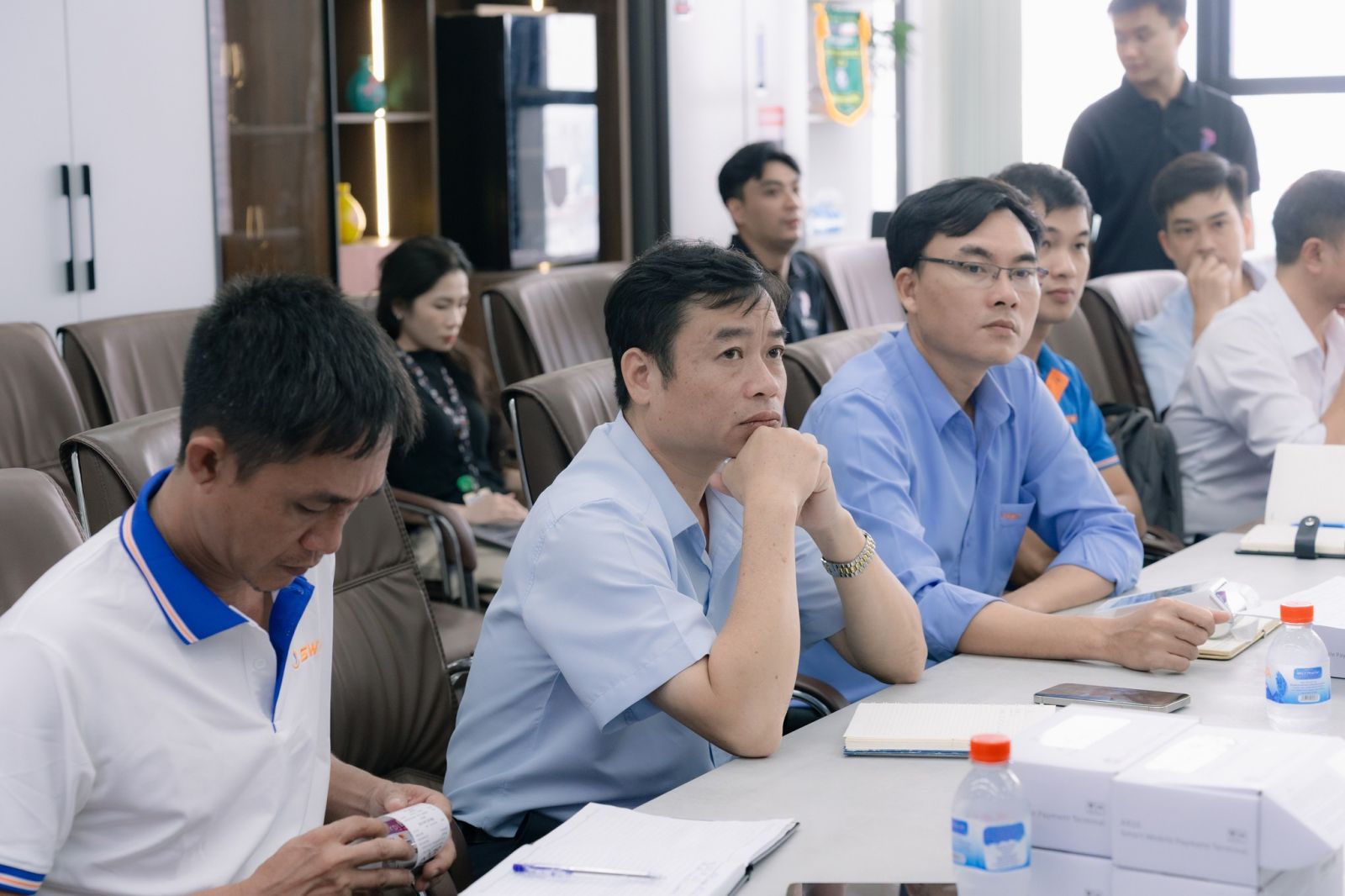 Cán bộ nhân viên Tây Nam SWP chăm chú lắng nghe trong buổi đào tạo sử dụng thiết bị thanh toán không tiền mặt.