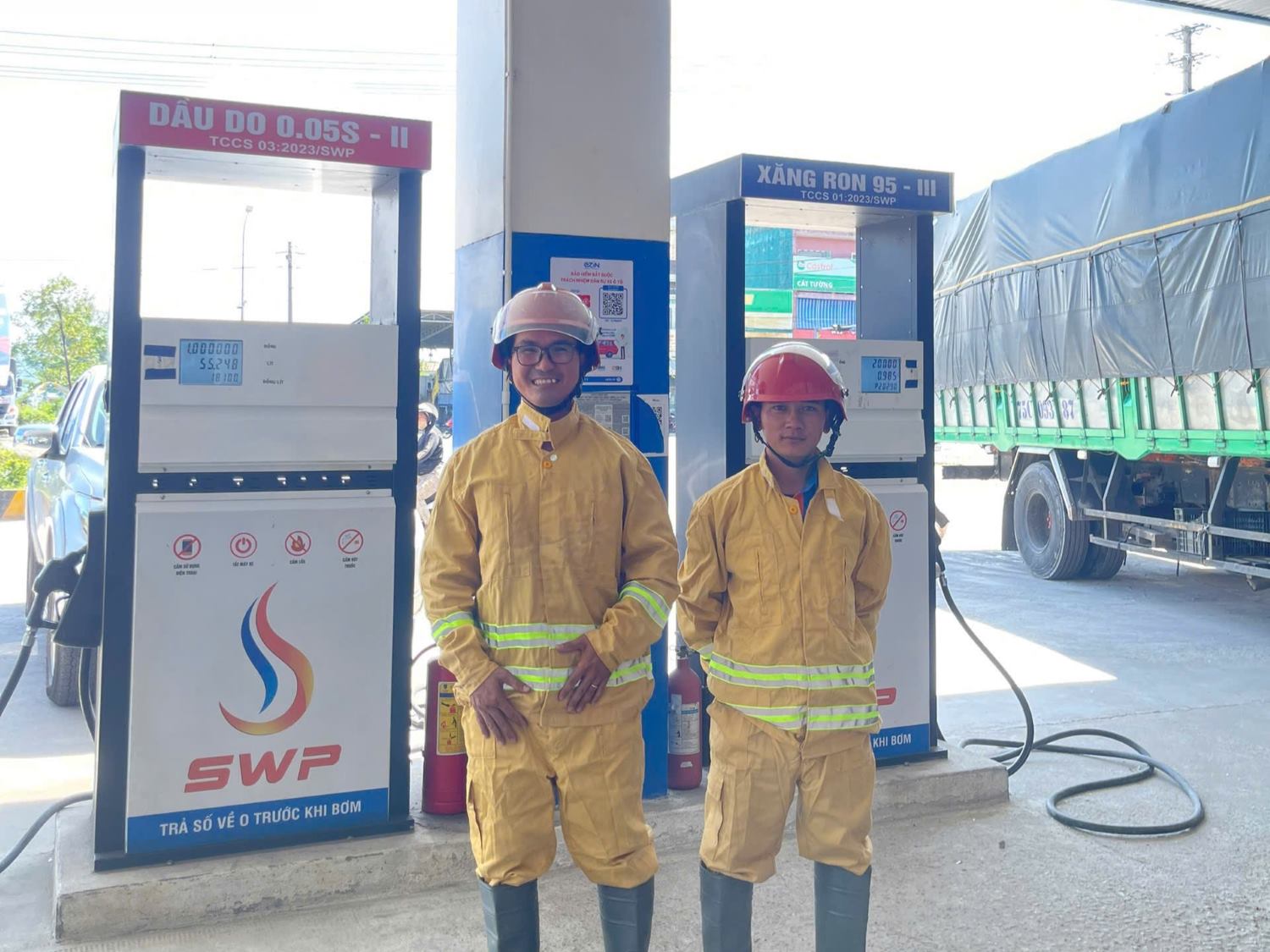 Nhân viên cửa hàng mặc đầy đủ đồ bảo hộ và mũ bảo hiểm, sẵn sàng tham gia xử lý khi có sự cố xảy ra.