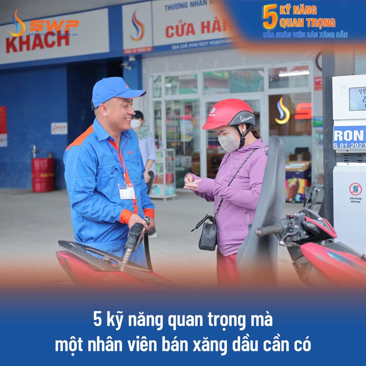 Nam nhân viên bán xăng dầu giao tiếp niềm nở và thực hiện quy trình thanh toán tiền mặt với khách hàng nữ tại cửa hàng.