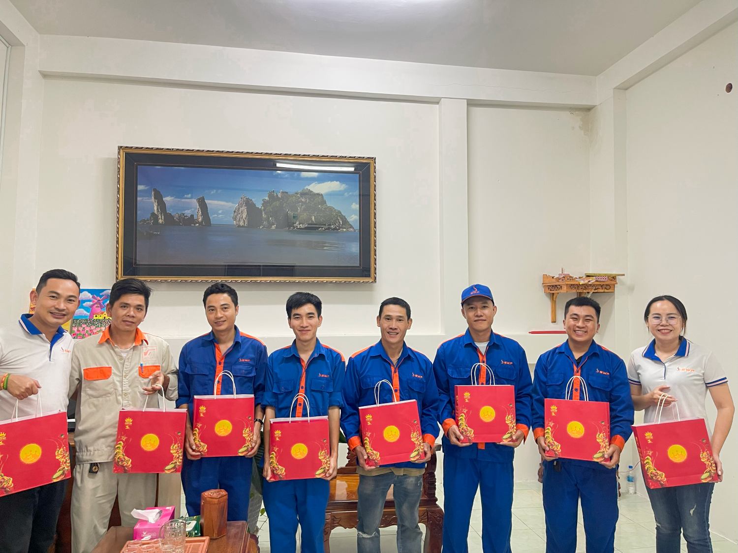 Đại diện công ty trao quà Trung Thu cho cán bộ nhân viên kho
