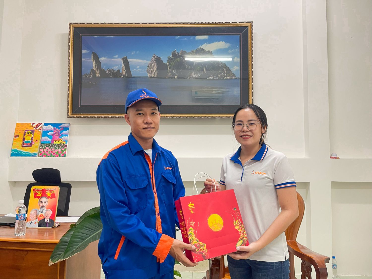 Đại diện công ty trao quà Trung Thu cho cán bộ nhân viên kho