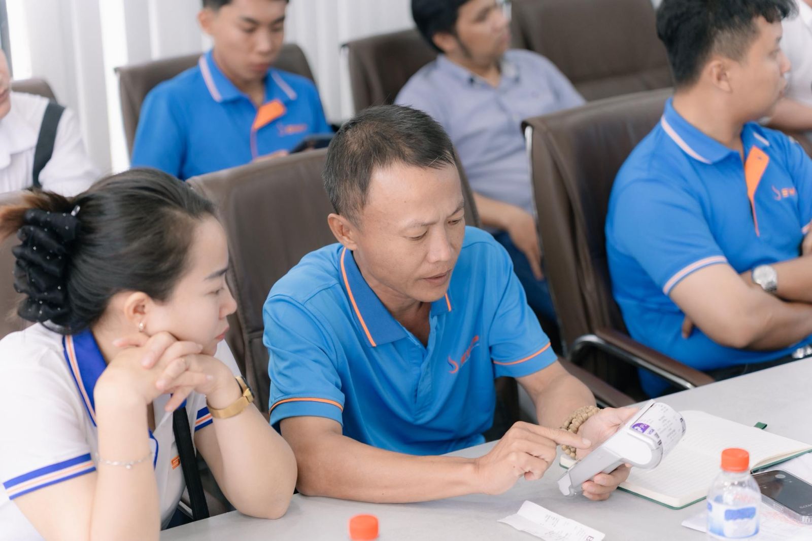 Cán bộ nhân viên Tây Nam SWP thực hành trực tiếp trên thiết bị thanh toán không tiền mặt.