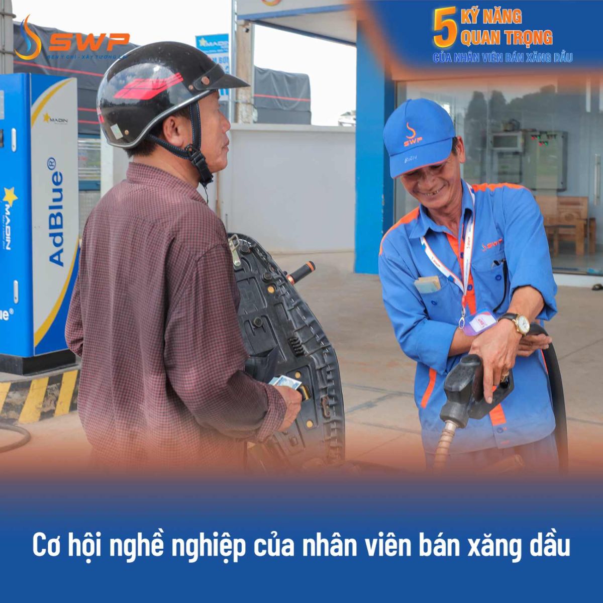 Nhân viên bán xăng dầu lớn tuổi đang tươi cười bơm xăng cho khách, minh họa cho cơ hội việc làm ổn định và gắn bó lâu dài tại Tây Nam SWP.