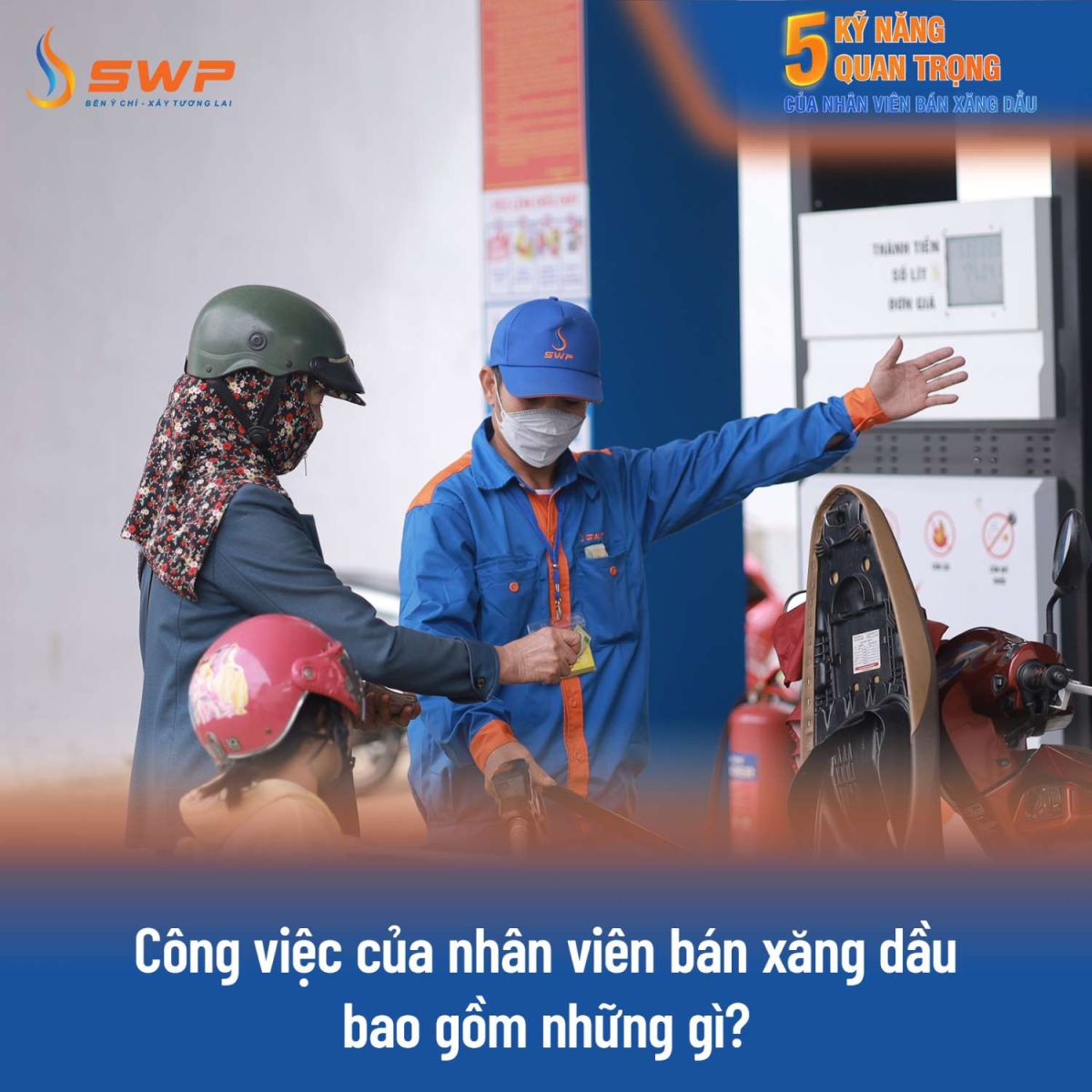 Nhân viên cửa hàng xăng dầu đang bơm xăng cho khách và chỉ khách nhìn trụ bơm để xác nhận rằng số lượng nhiên liệu đúng với khách yêu cầu.