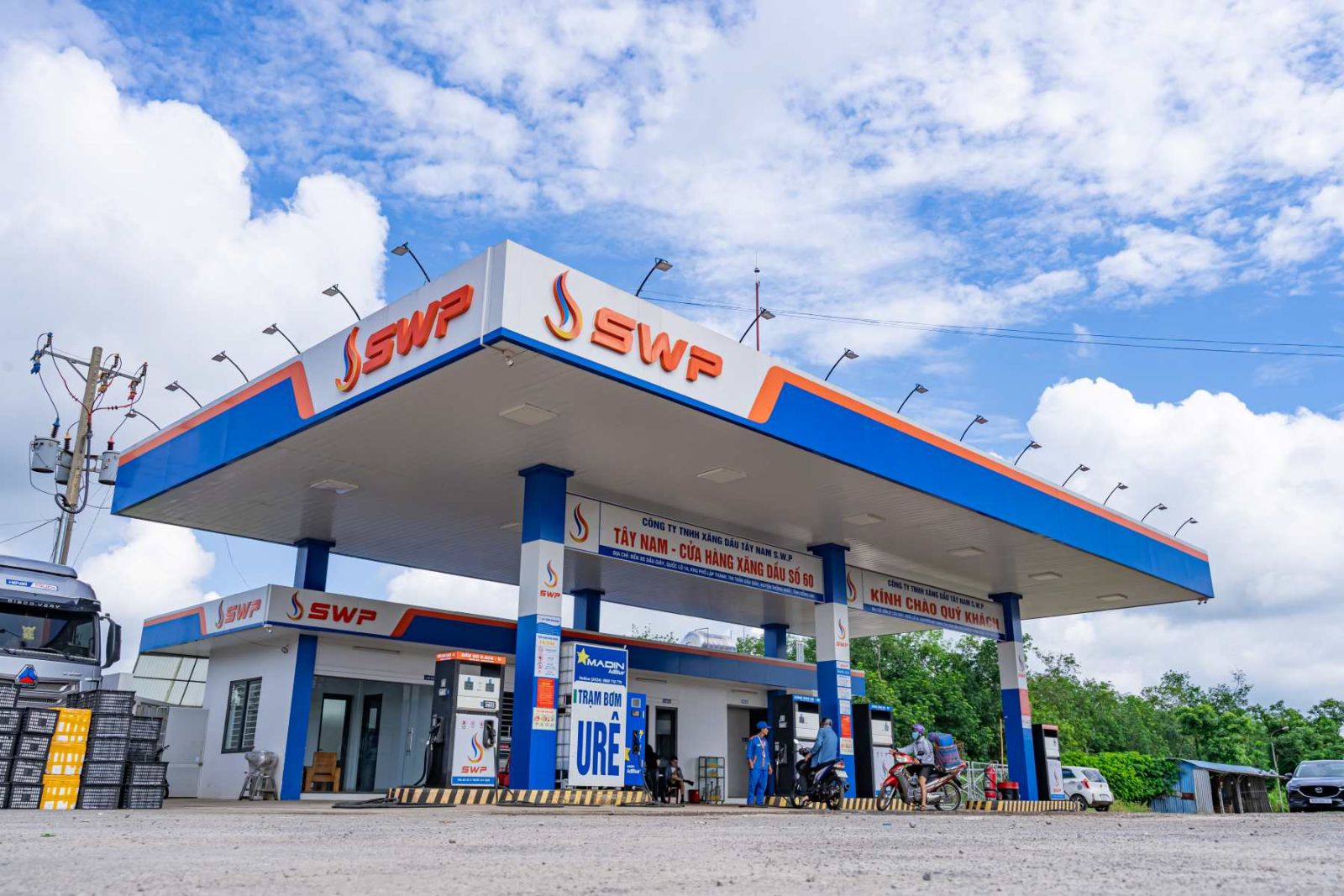Toàn cảnh cửa hàng xăng dầu thuộc hệ thống Tây Nam SWP, với sân bãi rộng lớn xe có thể dễ dàng di chuyển và quay đầu.