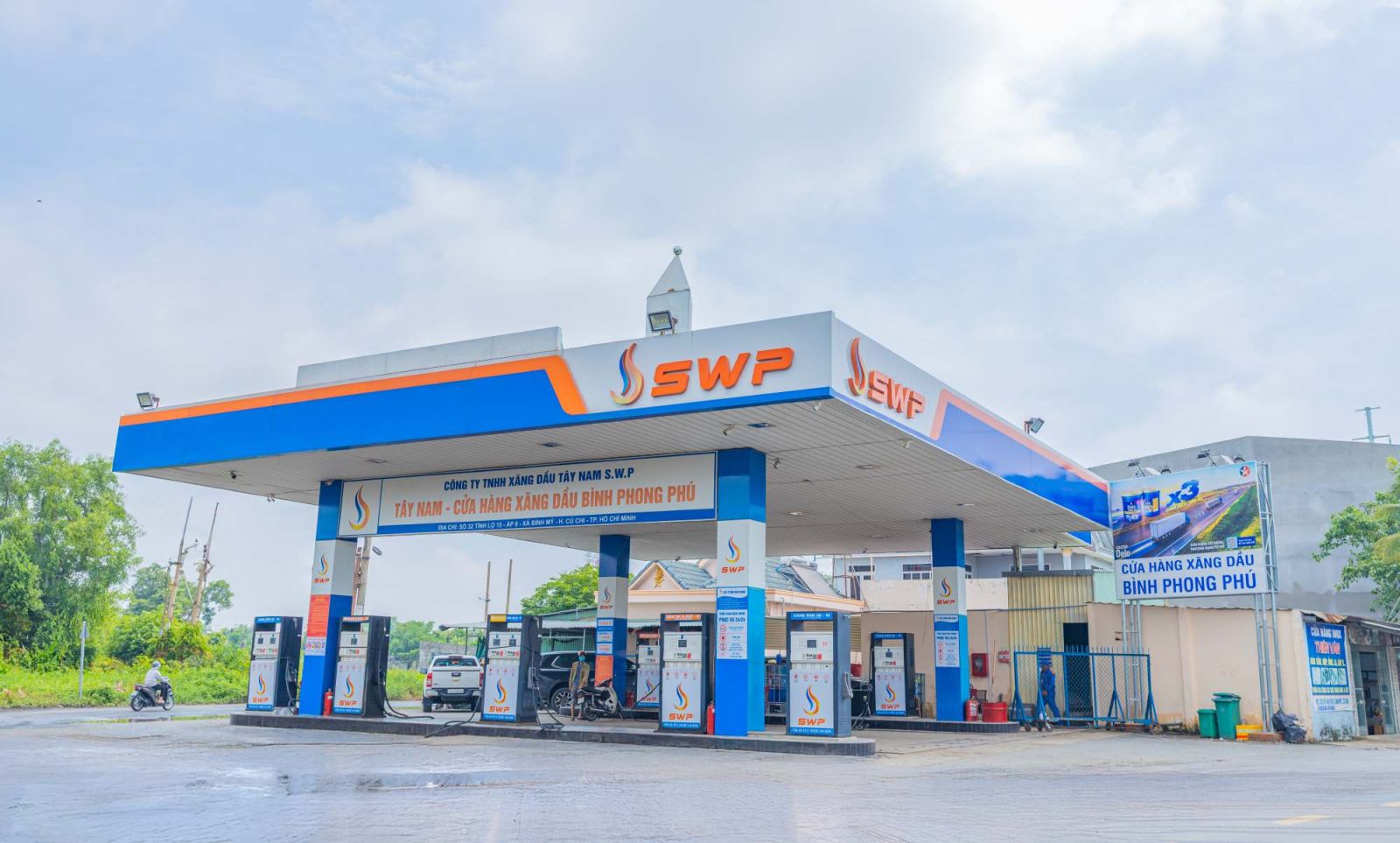 Hình minh họa tàu chở dầu của Tây Nam SWP với chiếc xe bồn đậu phía trước, cập nhật giá xăng dầu ngày 14/8/2025.