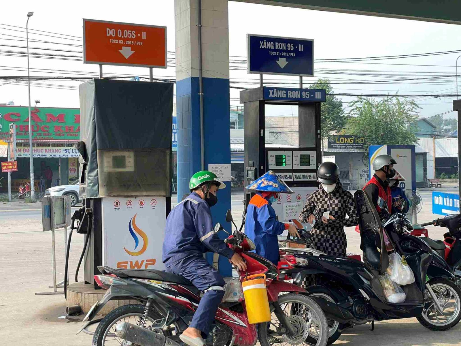 Hình minh họa tàu chở dầu của Tây Nam SWP với chiếc xe bồn đậu phía trước, cập nhật giá xăng dầu ngày 17/7/2025.