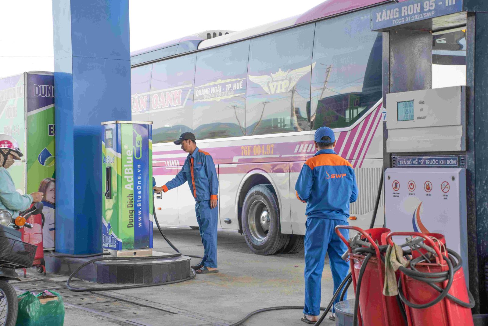 Hình minh họa tàu chở dầu của Tây Nam SWP với chiếc xe bồn đậu phía trước, cập nhật giá xăng dầu ngày 19/6/2025.