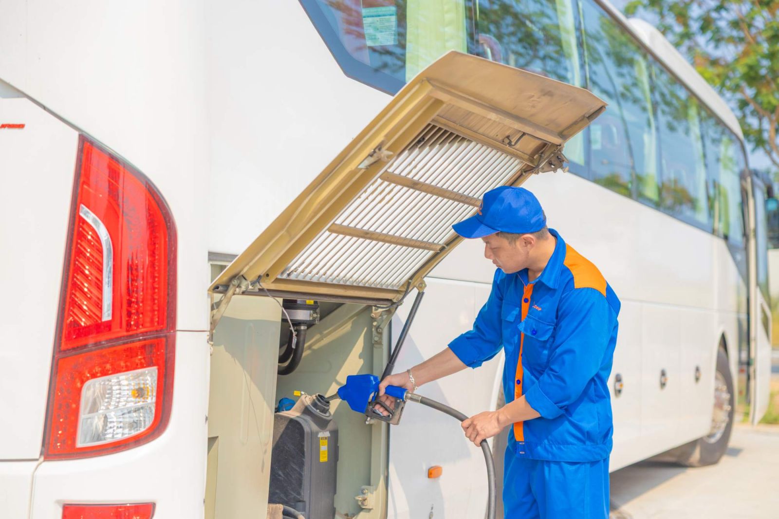 Hình minh họa tàu chở dầu của Tây Nam SWP với chiếc xe bồn đậu phía trước, cập nhật giá xăng dầu ngày 21/8/2025.