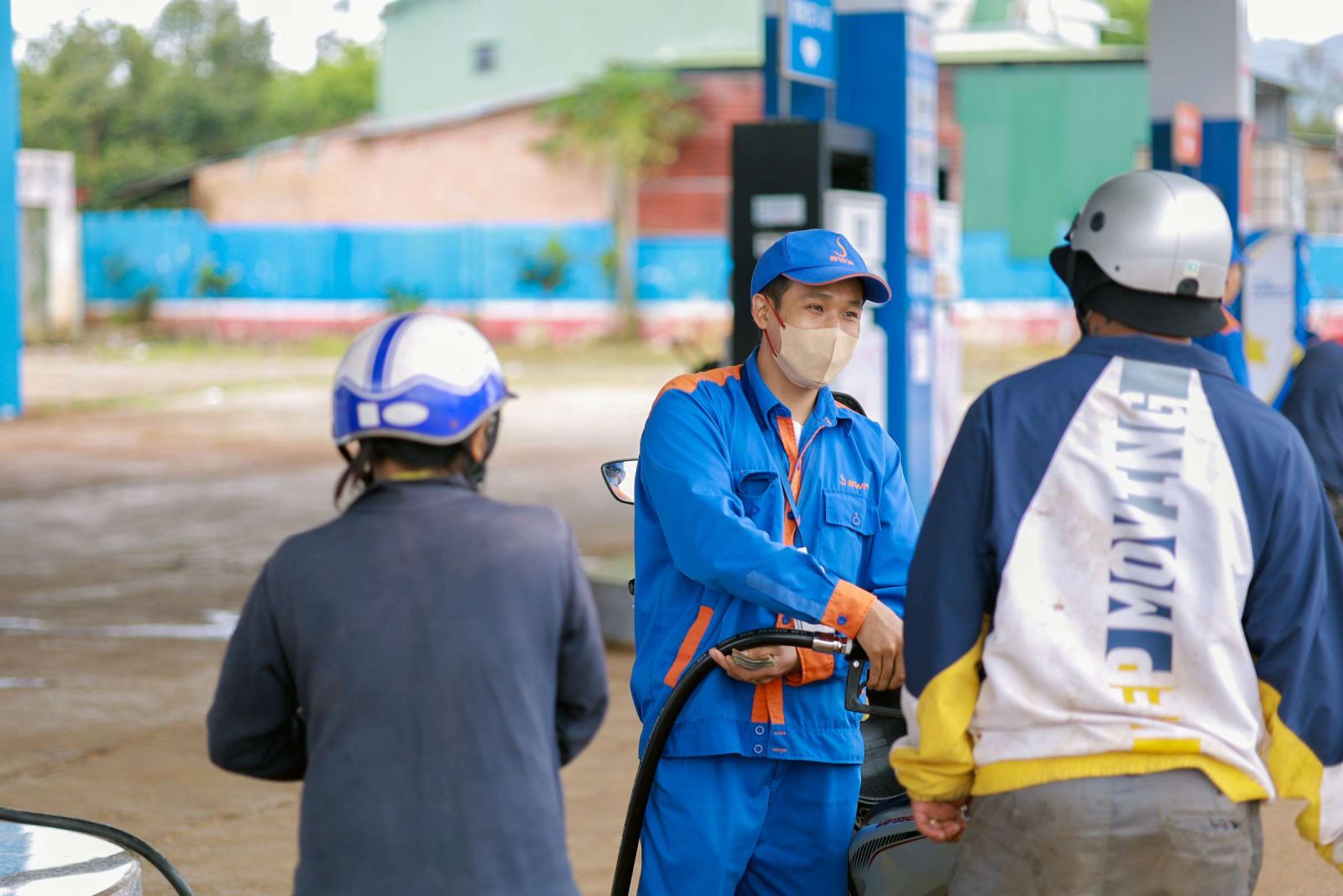 Hình minh họa tàu chở dầu của Tây Nam SWP với chiếc xe bồn đậu phía trước, cập nhật giá xăng dầu ngày 24/7/2025.