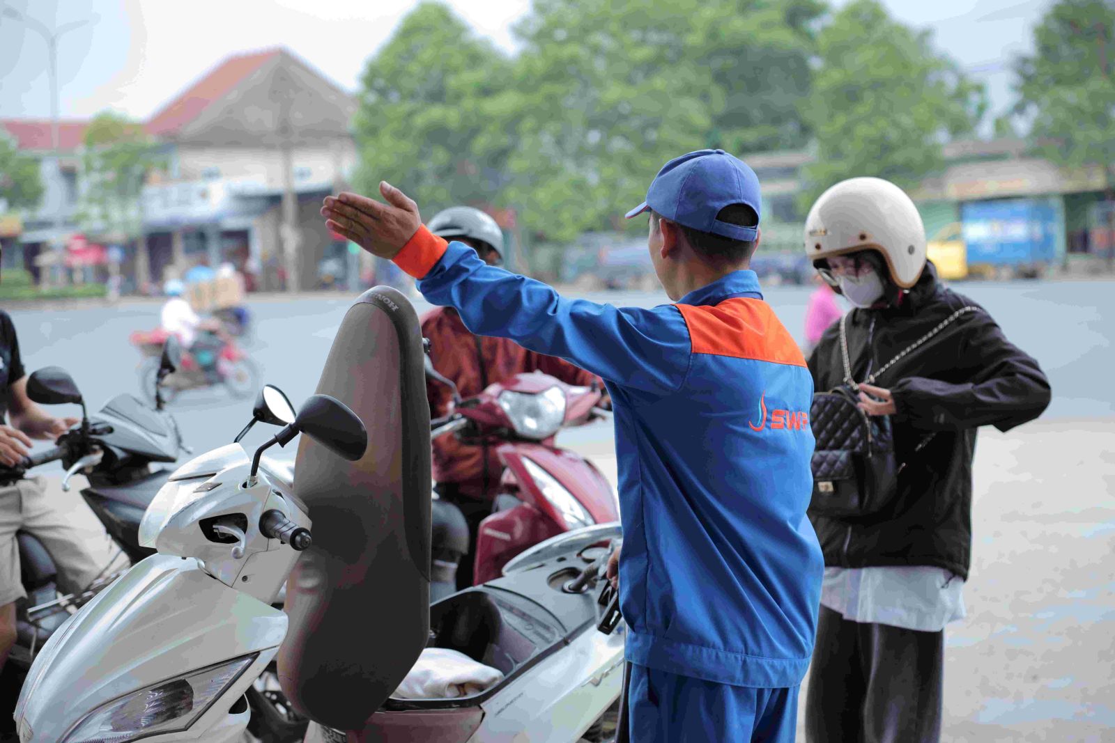 Hình minh họa tàu chở dầu của Tây Nam SWP với chiếc xe bồn đậu phía trước, cập nhật giá xăng dầu ngày 26/6/2025.