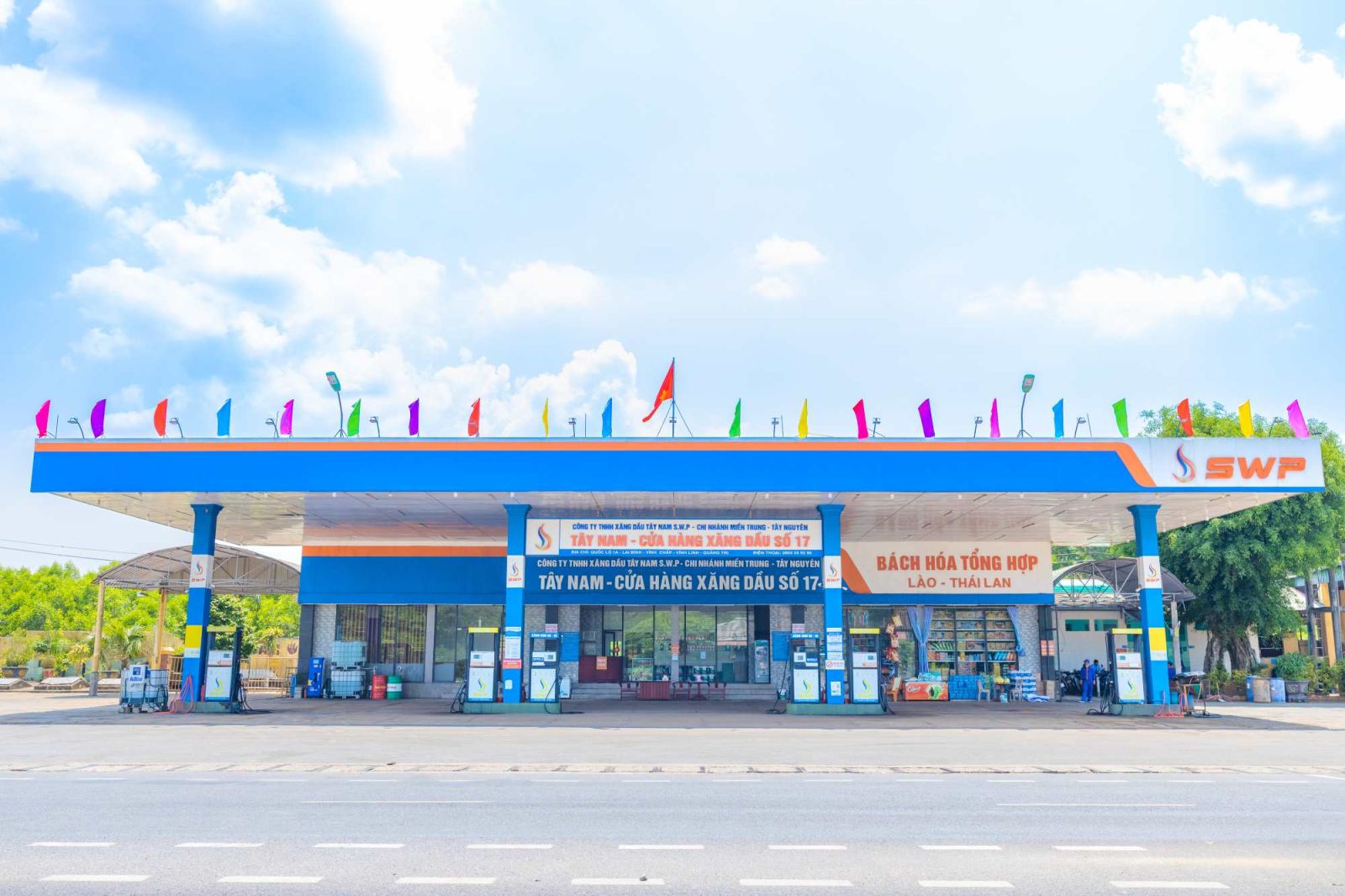 Hình minh họa tàu chở dầu của Tây Nam SWP với chiếc xe bồn đậu phía trước, cập nhật giá xăng dầu ngày 28/8/2025.