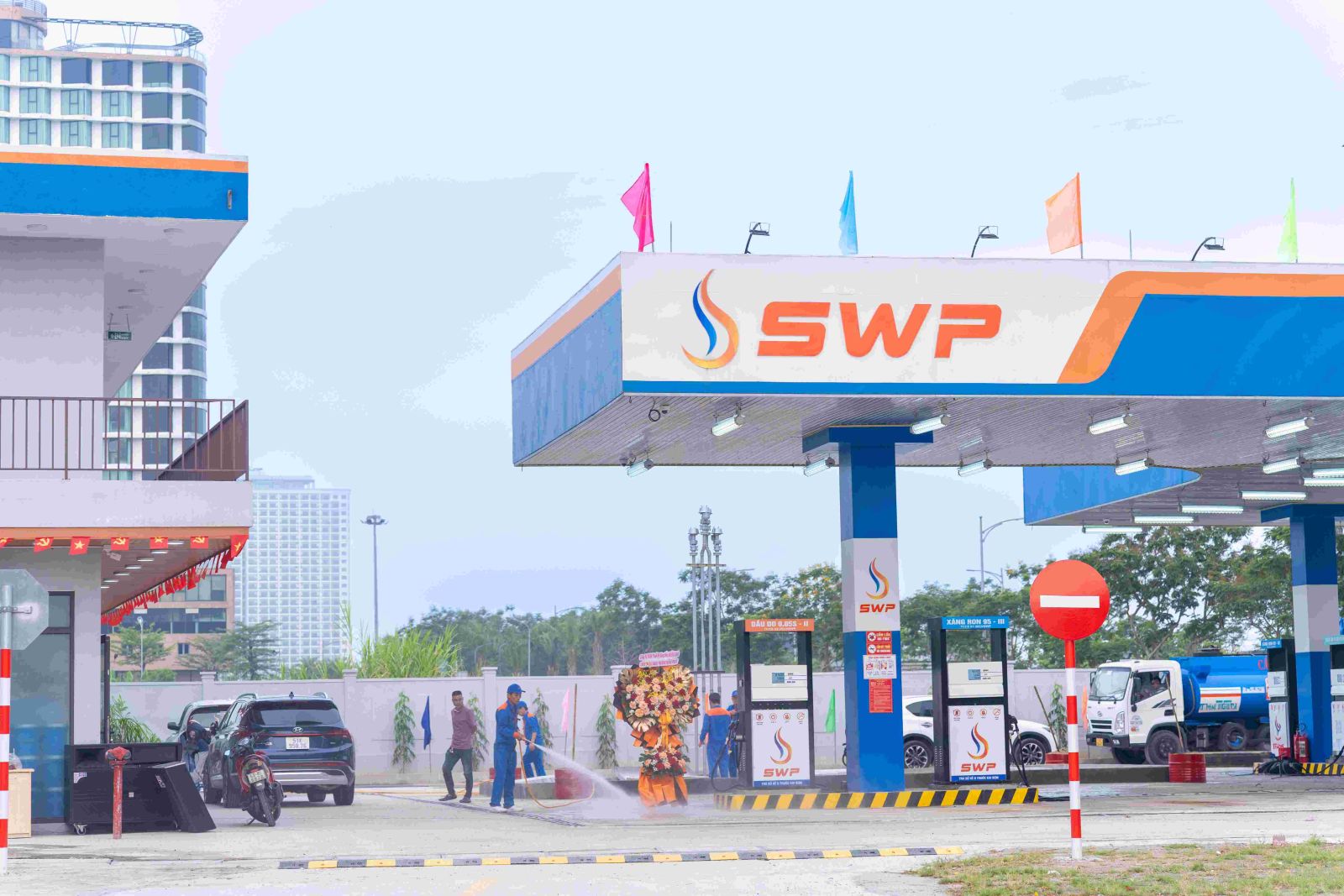 Hình minh họa tàu chở dầu của Tây Nam SWP với chiếc xe bồn đậu phía trước, cập nhật giá xăng dầu ngày 29/5/2025.