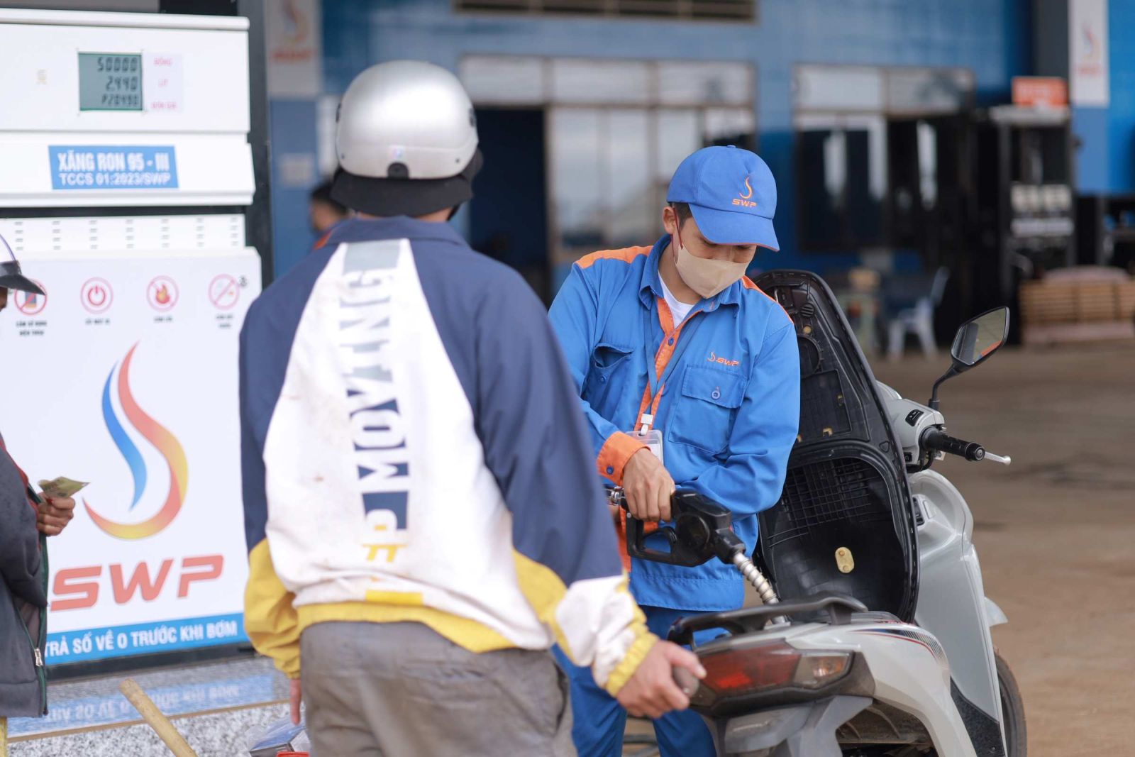 Hình minh họa tàu chở dầu của Tây Nam SWP với chiếc xe bồn đậu phía trước, cập nhật giá xăng dầu ngày 31/7/2025.