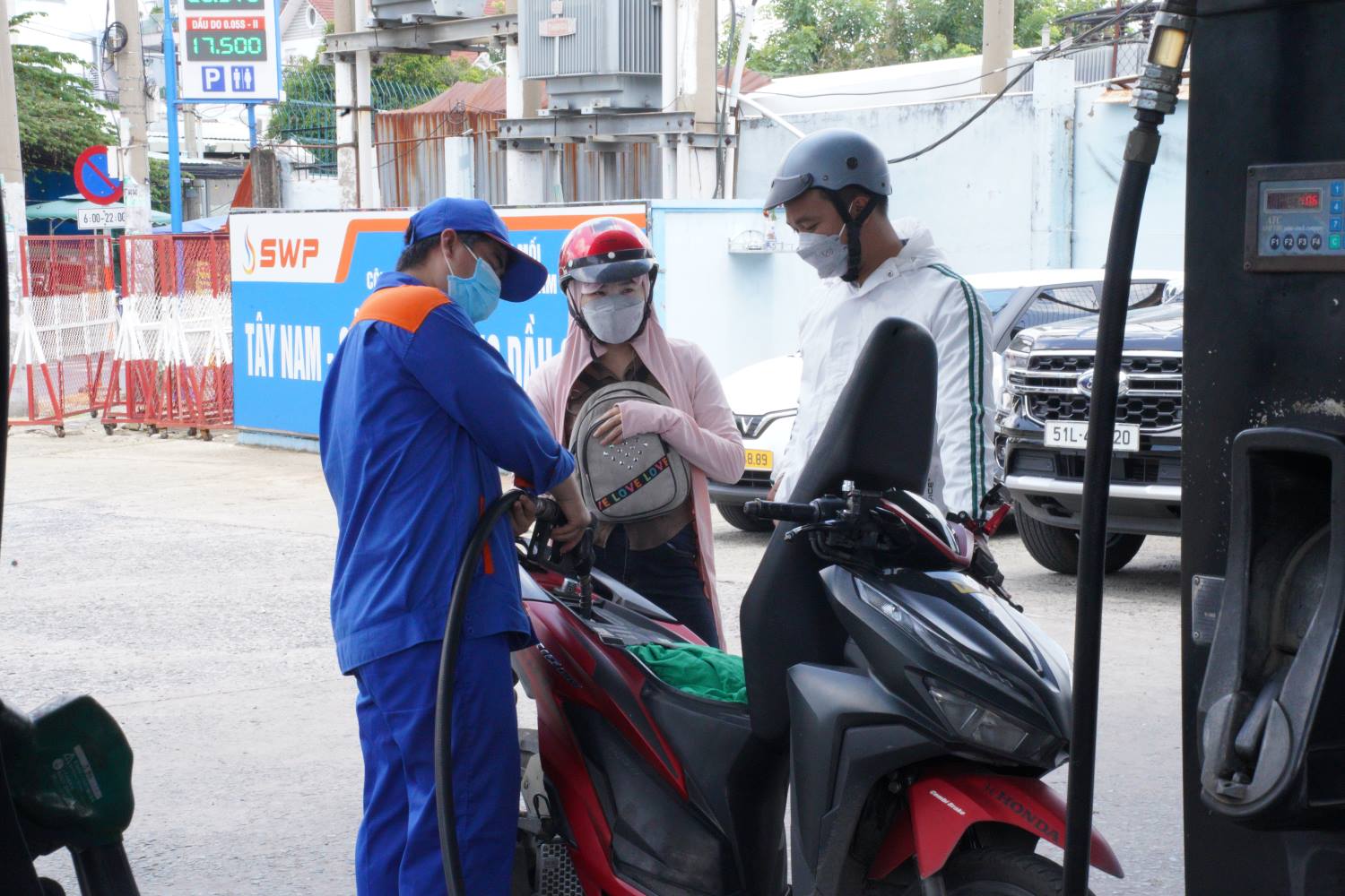 Hình minh họa tàu chở dầu của Tây Nam SWP với chiếc xe bồn đậu phía trước, cập nhật giá xăng dầu ngày 4/9/2025.
