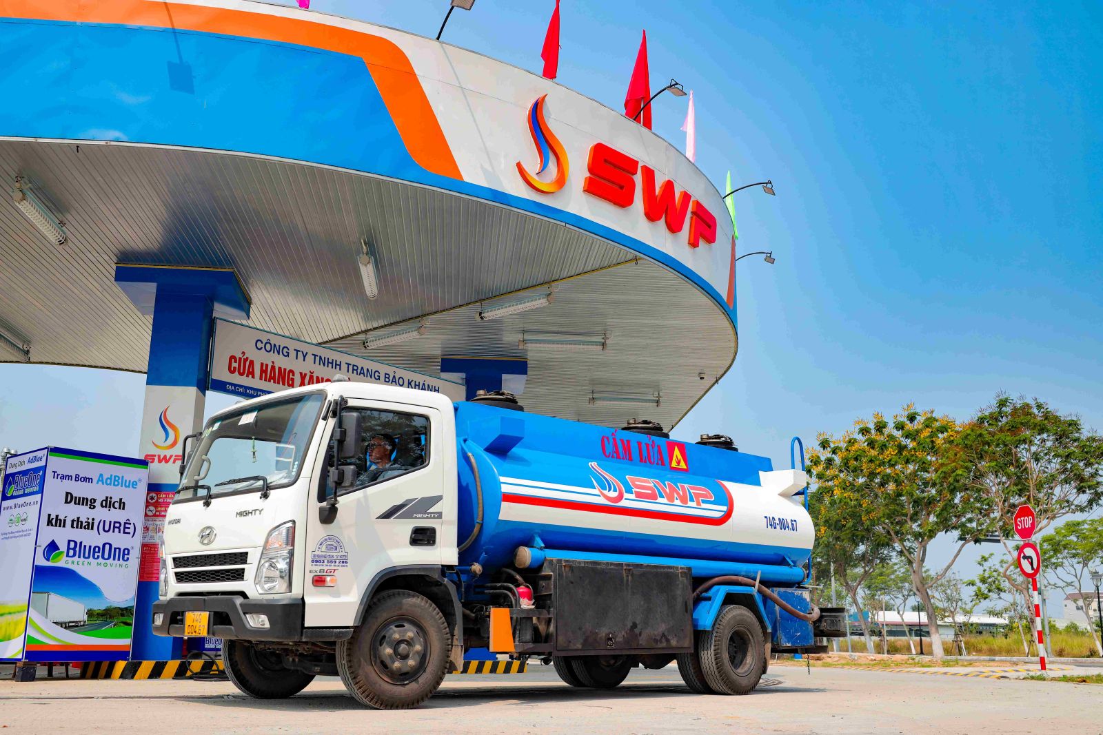 Hình minh họa cửa hàng xăng dầu của Tây Nam SWP với chiếc xe bồn đậu phía trước, cập nhật giá xăng dầu ngày 5/5/2025.