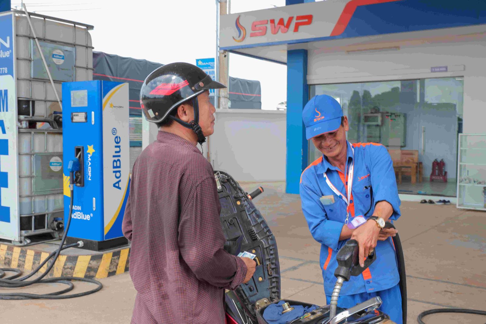 Hình minh họa tàu chở dầu của Tây Nam SWP với chiếc xe bồn đậu phía trước, cập nhật giá xăng dầu ngày 5/6/2025.