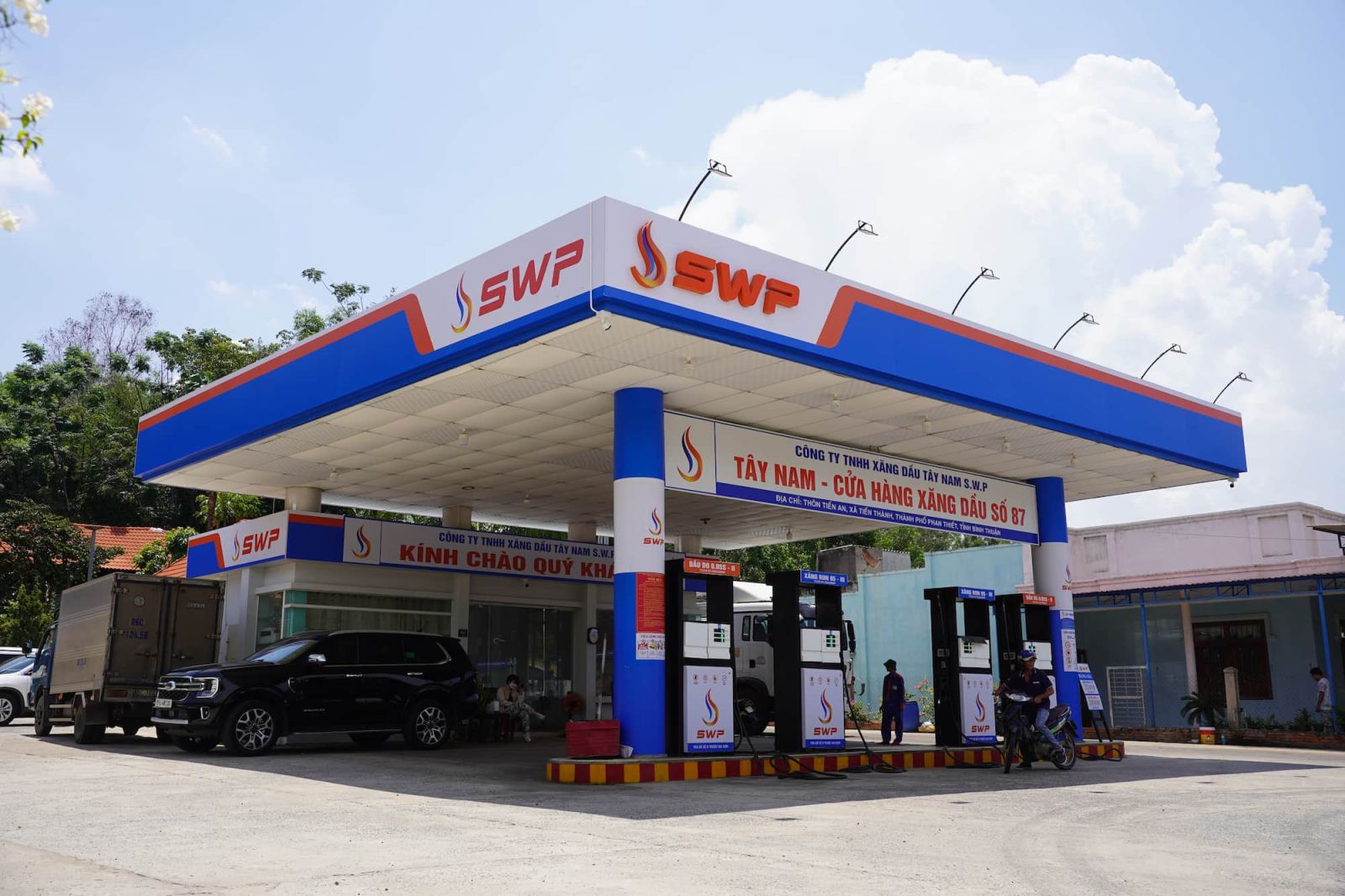 Hình minh họa tàu chở dầu của Tây Nam SWP với chiếc xe bồn đậu phía trước, cập nhật giá xăng dầu ngày 7/8/2025.