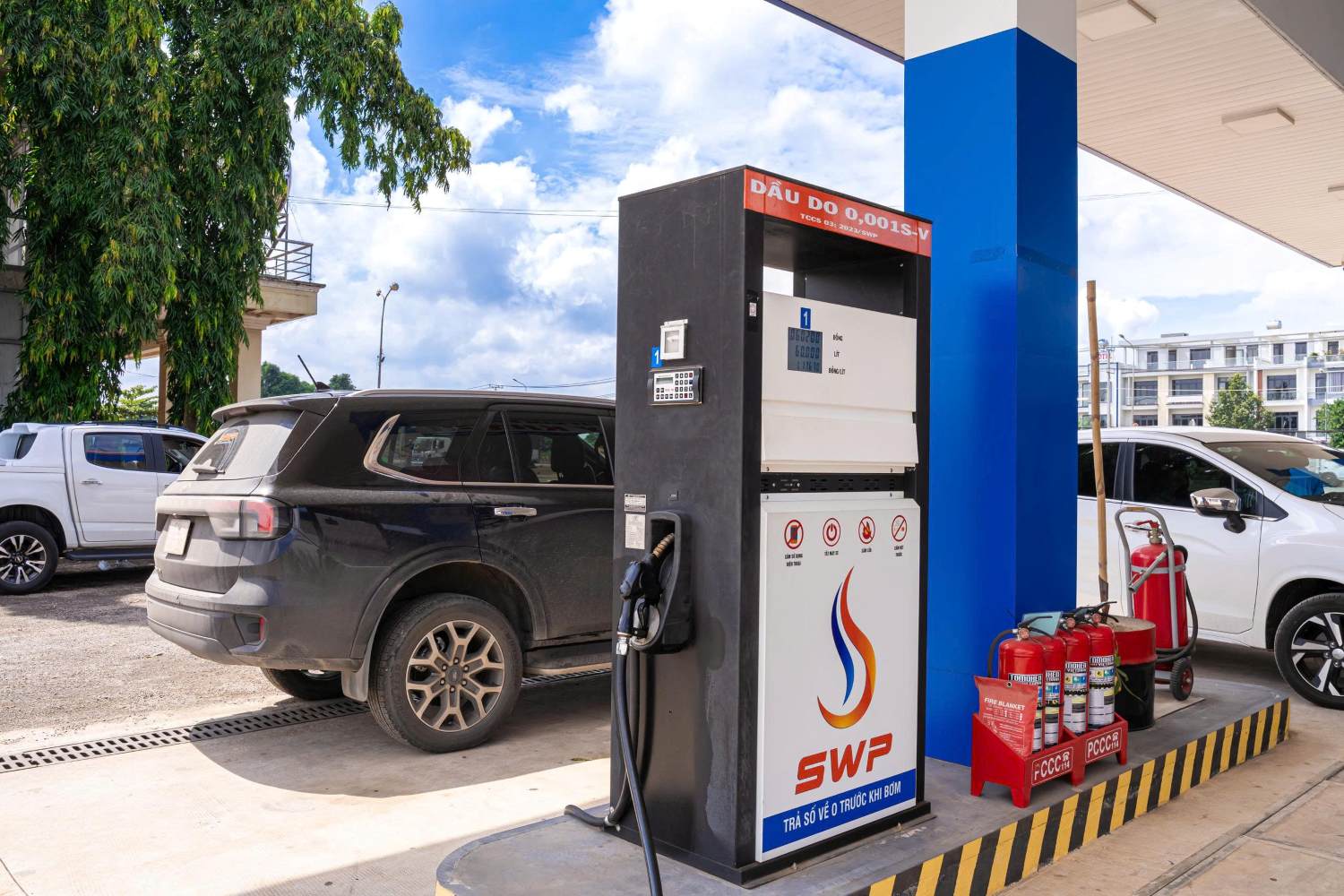 Xe ô tô đang được tiếp nhiên liệu DO 0.001S tại trạm xăng Tây Nam SWP
