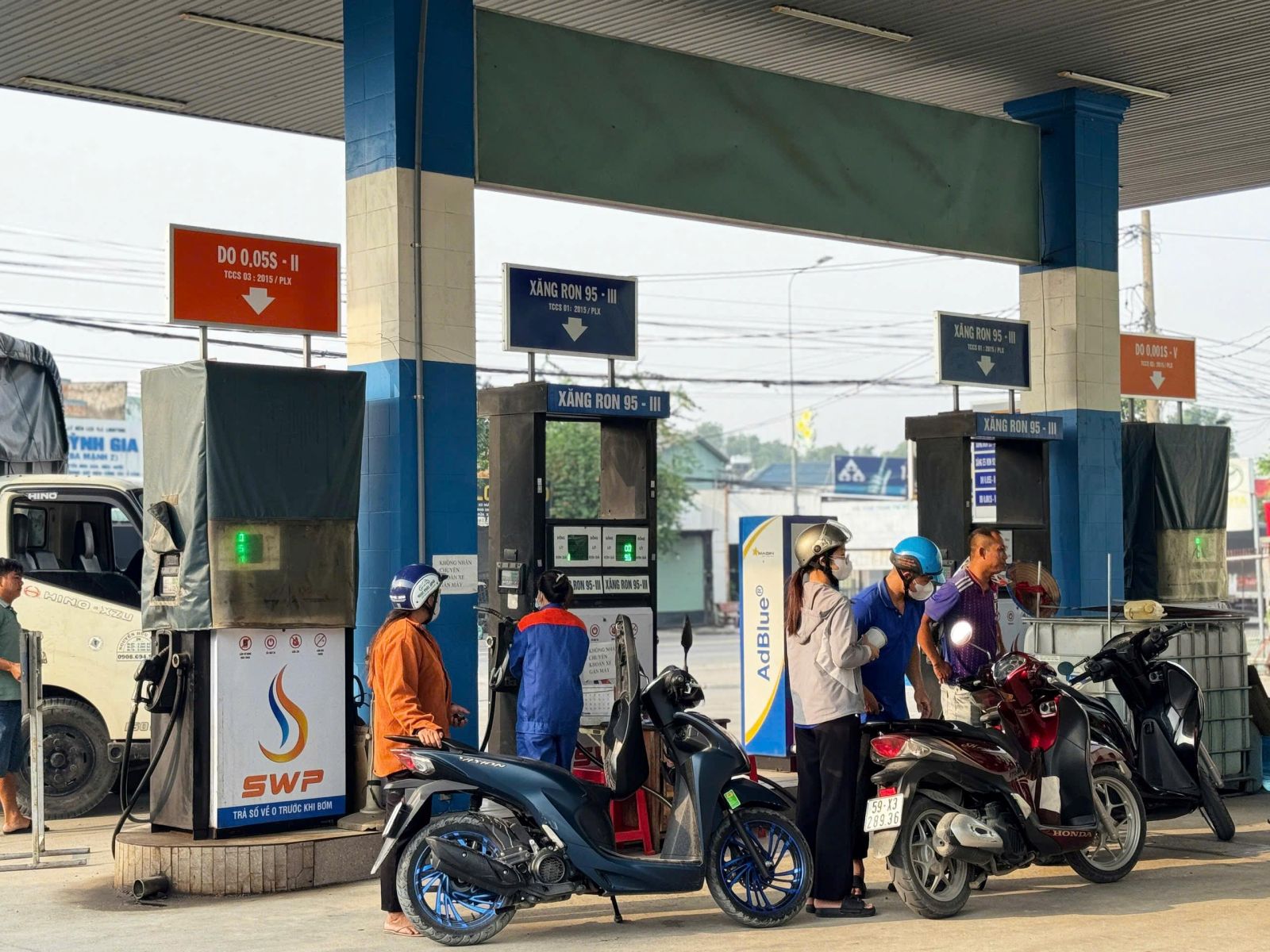 Xăng dầu là mặt hàng thiết yếu, có ảnh hưởng trực tiếp đến nhiều ngành sản xuất, giá xăng dầu giảm góp phần ổn định giá cả hàng tiêu dùng cho người dân.