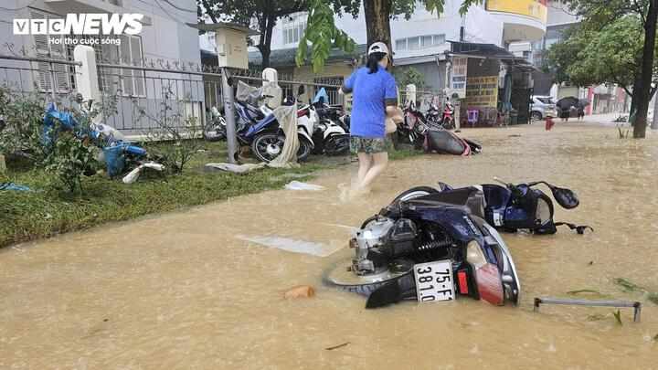 Xe máy nằm ngổn ngang, hư hại nghiêm trọng do ngập lụt