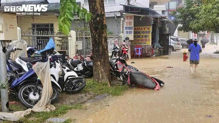 Cơn lũ lịch sử tại Huế khiến nhiều xe cộ bị ngập và hư hỏng